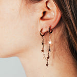orecchini con catenella e stelline da mettere in due buchi dell'orecchio 