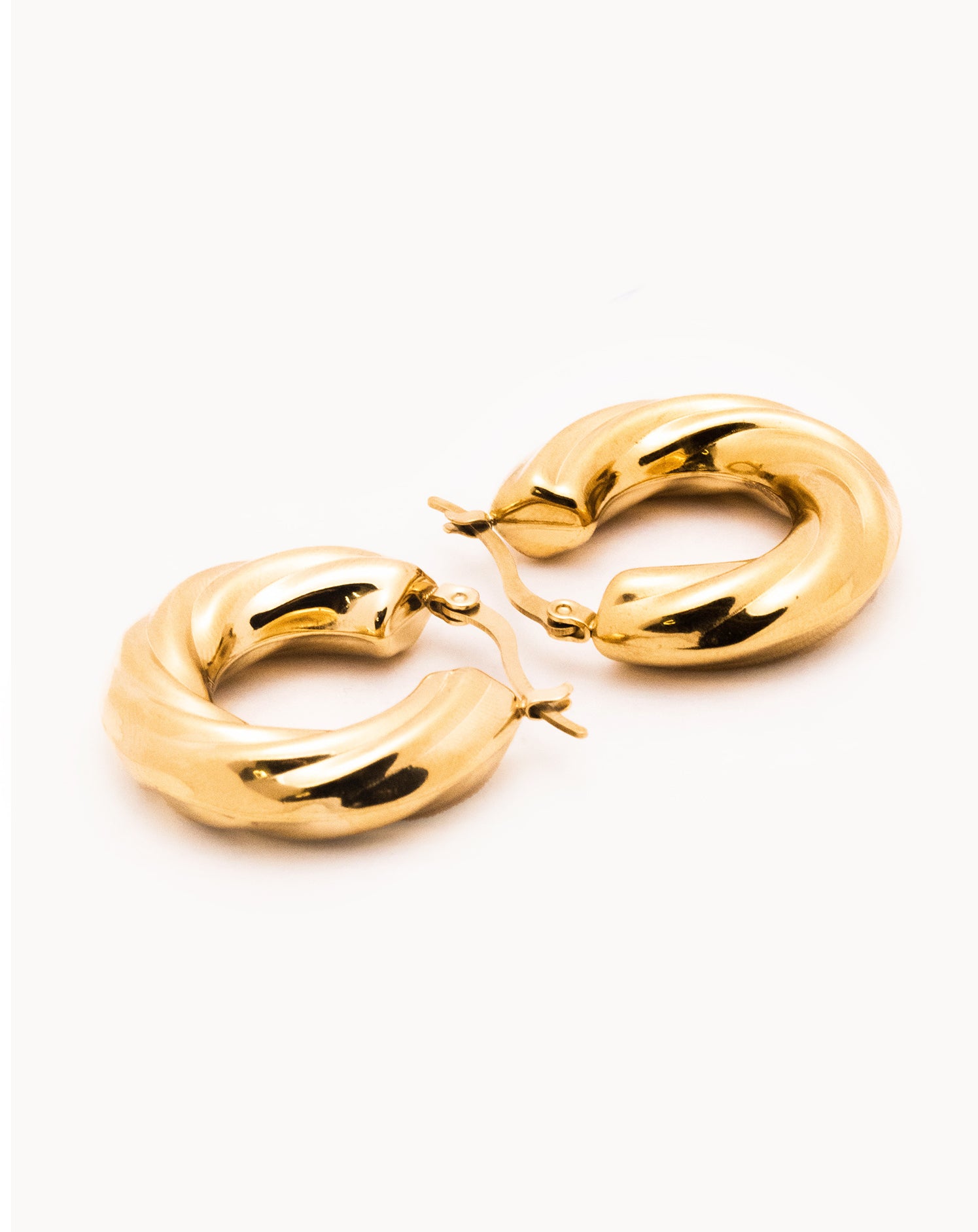 Orecchini in oro Bicolore 18K DONNE 15mm. bande ondulate Orecchini in oro Bicolore 18K DONNE 15mm. bande ondulate